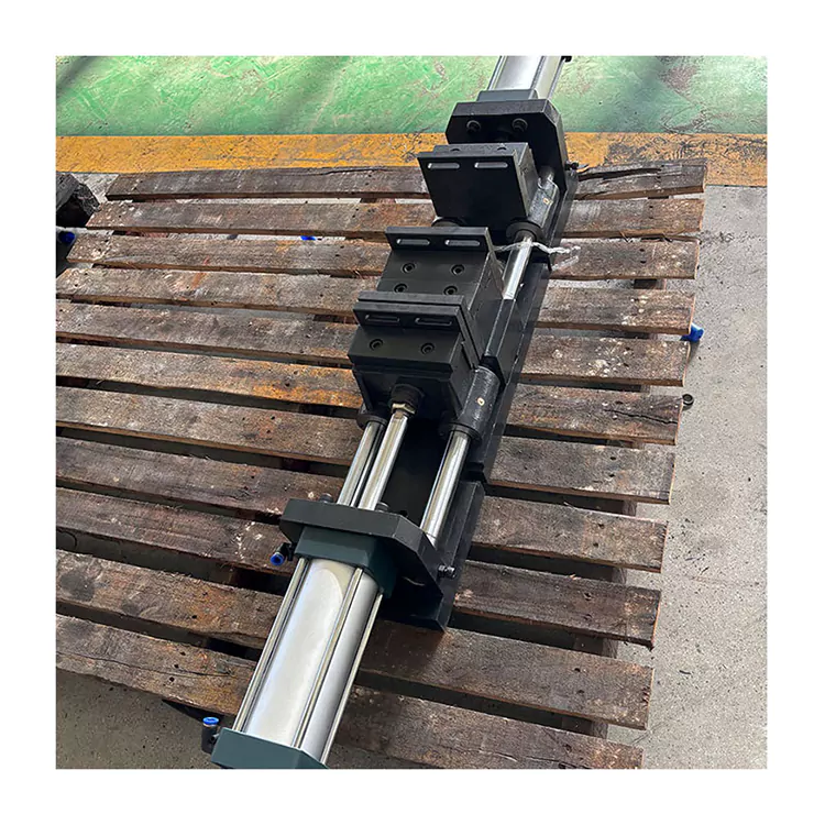 Dupla egy nyitott pneumatikus lapos satu